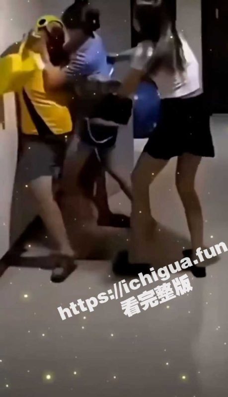 外卖小哥被两个禽兽女子非礼 小哥奋力抵抗！！又要骗老子去送外卖？卧槽！！-51吃瓜网