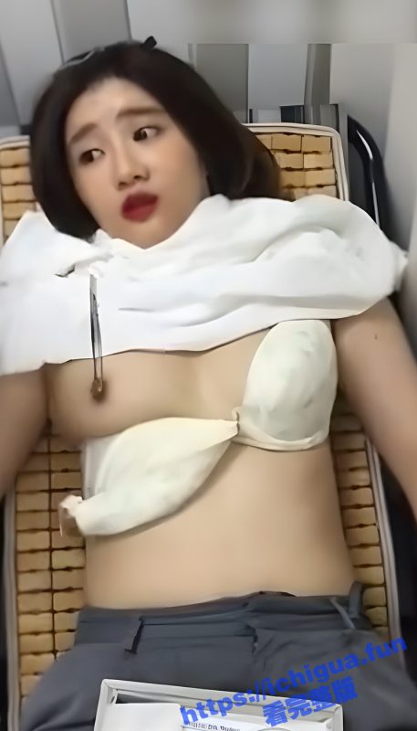 “痛 咪咪痛”美容院偷拍漂亮小姐姐打乳钉 小姐姐一直喊好痛 看她的表情感觉下一秒就要哭出来了-51吃瓜网