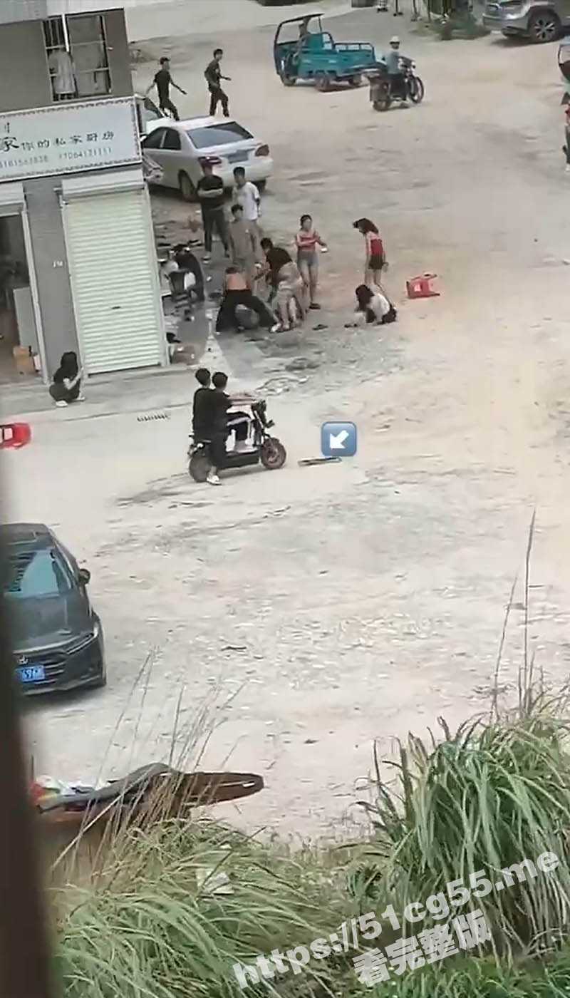今日份笑点！一边是男女混战 一边是看热闹的电动车卡在路里抢镜 我两只眼睛都看不过来了！ - 51吃瓜网-51吃瓜网