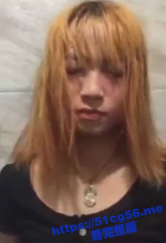 精神小妹霸凌事件！黄头发妹子被众人爆打 还要被其他霸凌者脱光衣服然后扣逼拍视频！-51吃瓜网