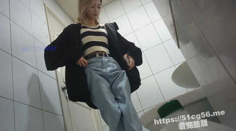 高颜值短发嫩妹连尿尿都要摆POSE 翘着屁股 这也太美了吧-51吃瓜网