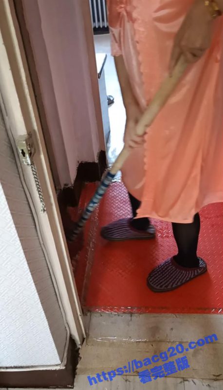 海角母子乱伦之与母缠绵 骚母亲穿性感粉色睡衣 被扛起来黑丝长腿大力抽插-51吃瓜网