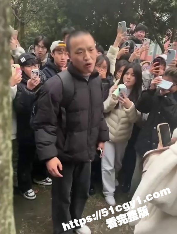 成都托普学院 纯爱战神被绿 现场哭诉导致大量学生围观嘲笑！ 25年第一位纯爱战士应声倒地！-51吃瓜网