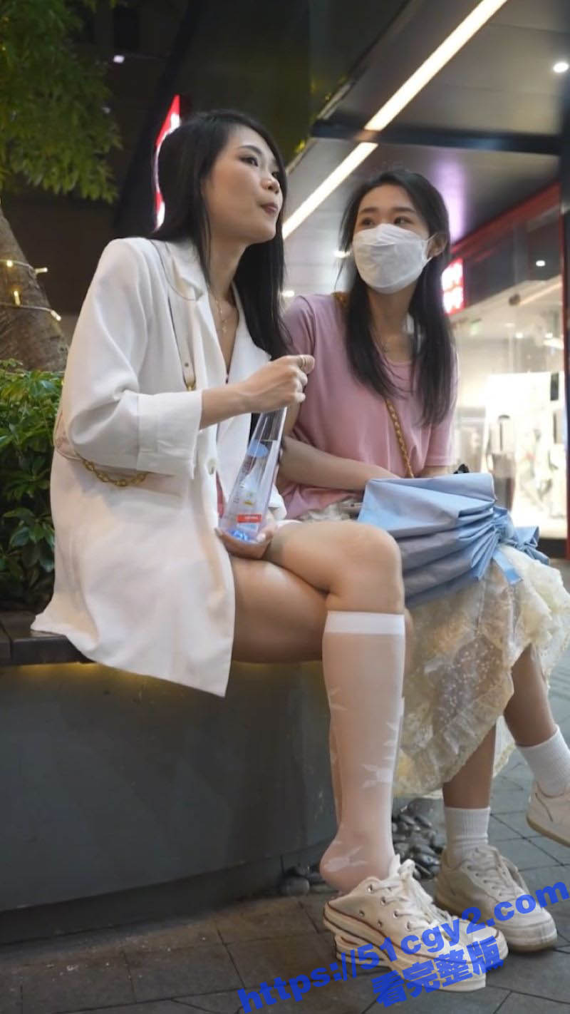 KFC最新抄底偷拍 修长美腿底裤勒鲍 各类型小仙女裙下风光看个够！ - 51吃瓜网-51吃瓜网