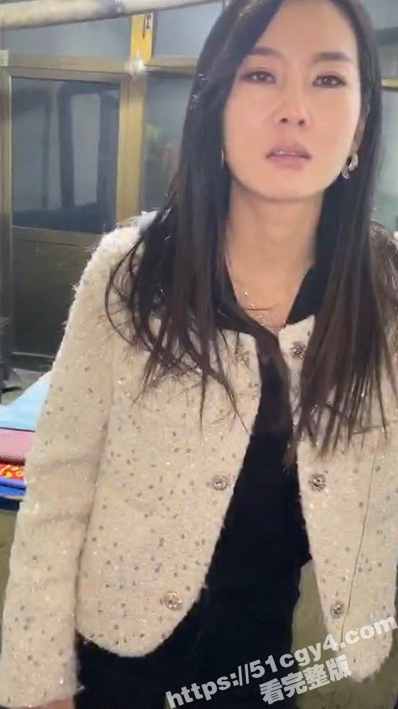 两女PK惩罚被主人把嘴缝在一起 过程居然毫无反抗 钢针刺进嘴巴看着都痛 不说还以为是缅北园区新惩罚呢！ - 51吃瓜网-51吃瓜网