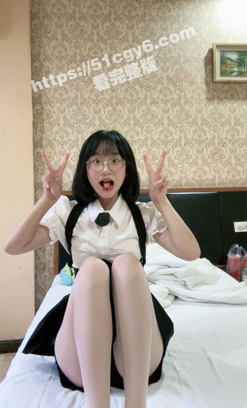极品反差眼镜妹 可爱甜美大长腿 喜欢翻白眼吐舌剪刀手阿黑颜 各种情趣装发骚自拍流出 - 51吃瓜网-51吃瓜网