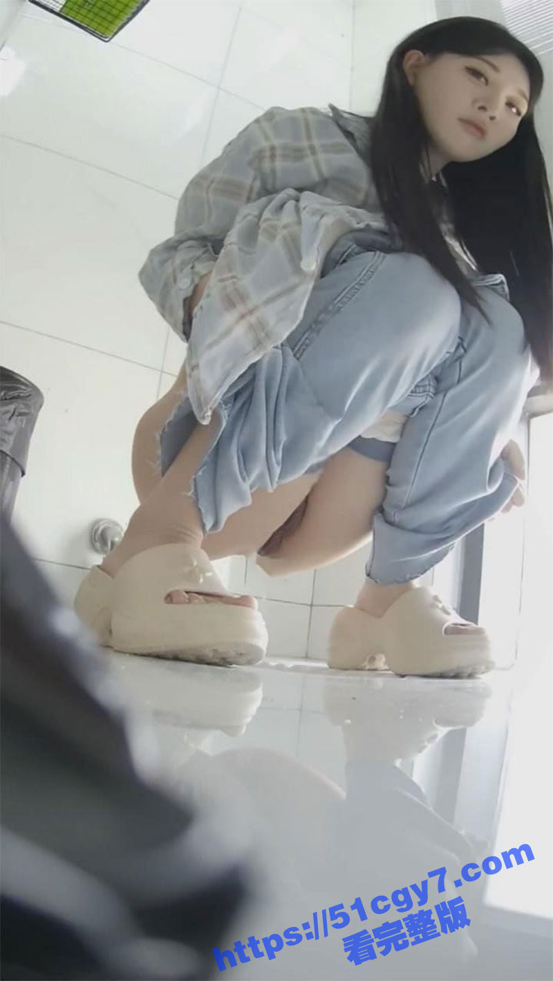 顶级偷拍大神 潜入车展中心女厕偷拍多位清纯妹子的骚穴 最后似乎还被发现了！ - 51吃瓜网-51吃瓜网