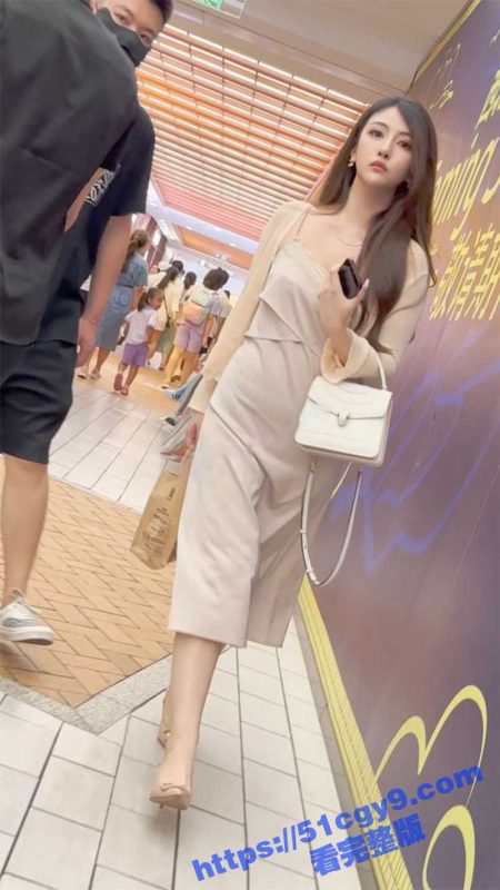 街拍抄底大神 偷拍模特级御姐 完美翘臀白皙大长腿居然不穿内裤出门 简直不要太骚啊！-51吃瓜网