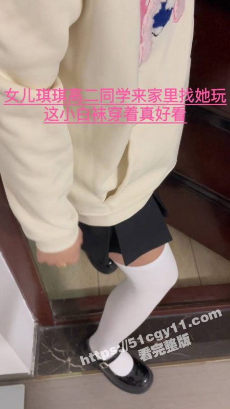 海角乱伦大神 我是奶气草莓 女儿闺蜜被迷晕 女儿琪琪在旁边睡 我插她闺蜜骚逼！-51吃瓜网