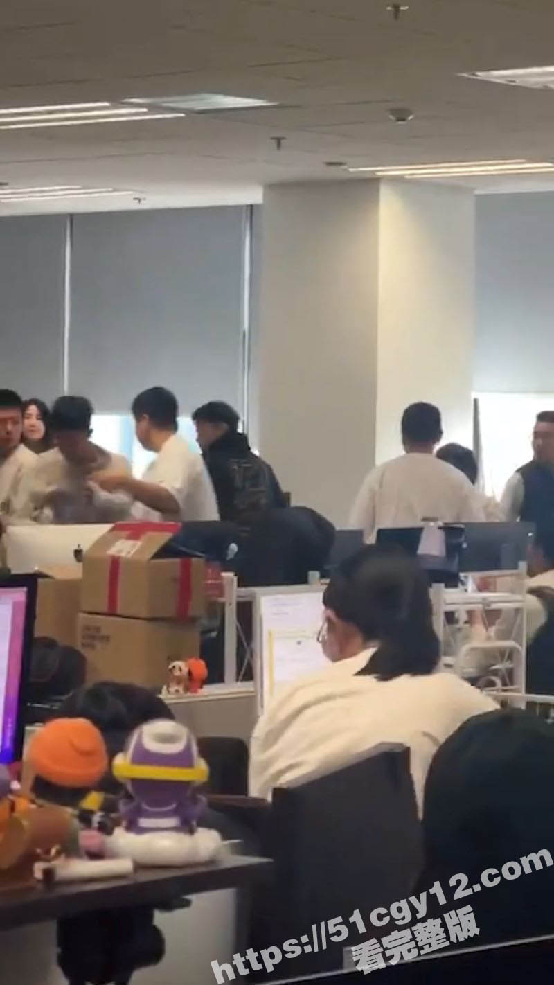 京东大瓜火爆全网！管不住屌的东京员工竟约炮供应商老婆 被供应商携全家到公司要说法！ - 51吃瓜网-51吃瓜网