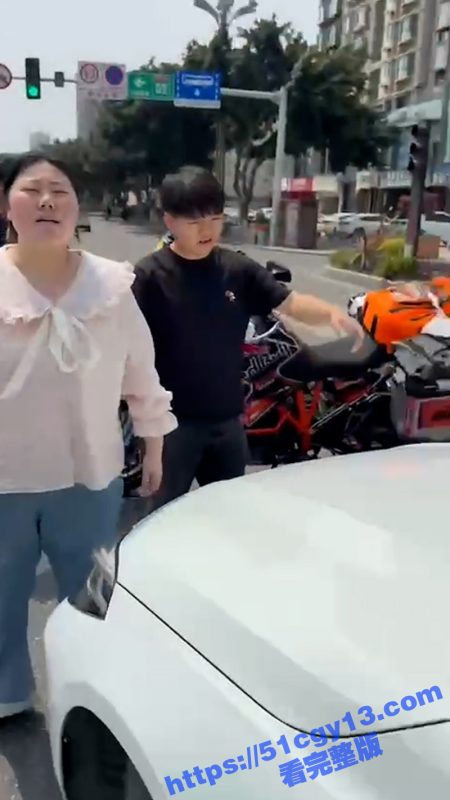 德阳妈逼哥火出圈！抖音网红教训宝马车主 一边让人讲素质 一边妈逼挂嘴边 关键他还有理你说这气不气人！-51吃瓜网