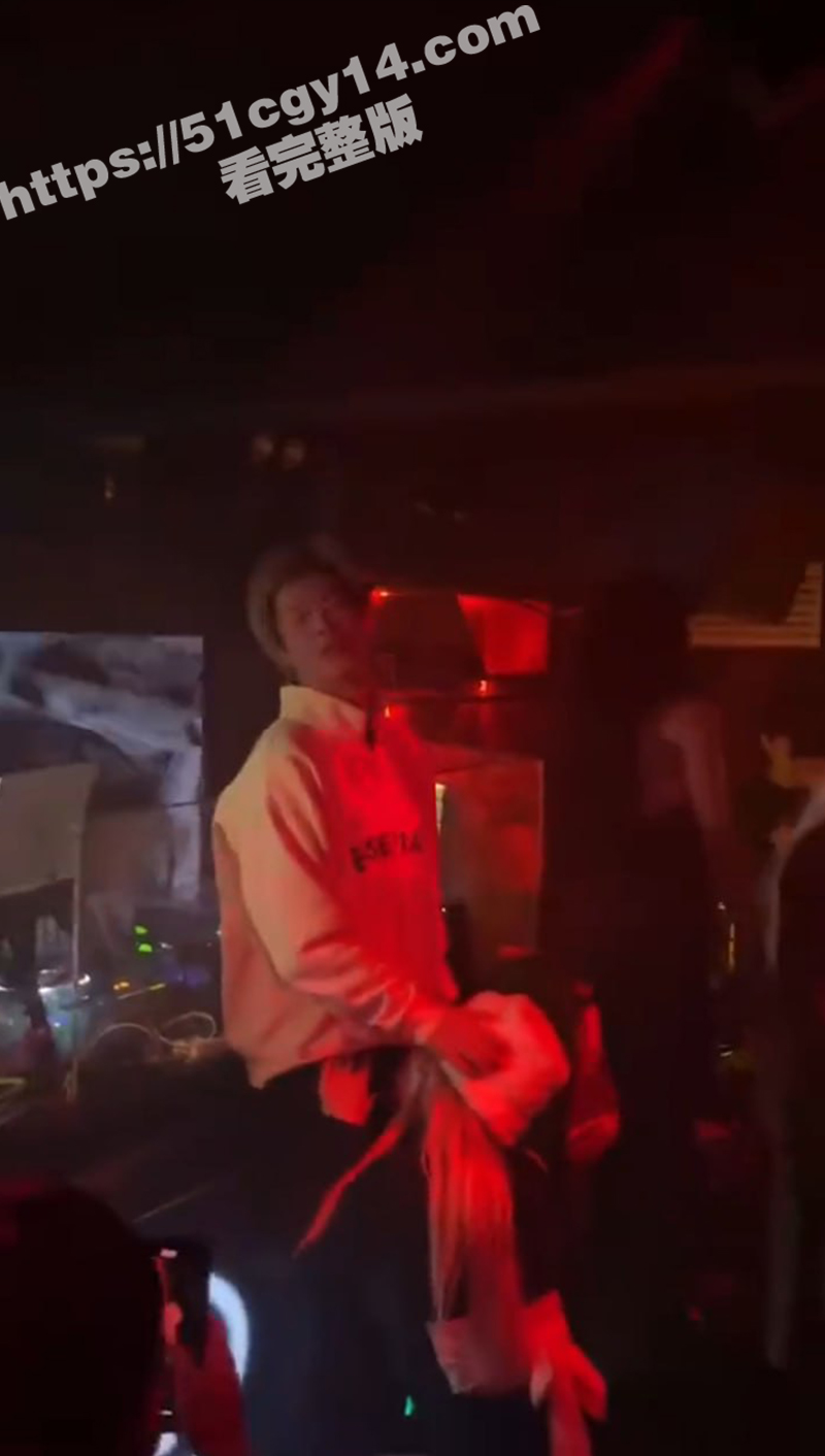 精神小妹酒吧被两名渣男灌醉诱奸 大庭广众之下3P开操 后边的妹子看傻眼了！ - 51吃瓜网-51吃瓜网