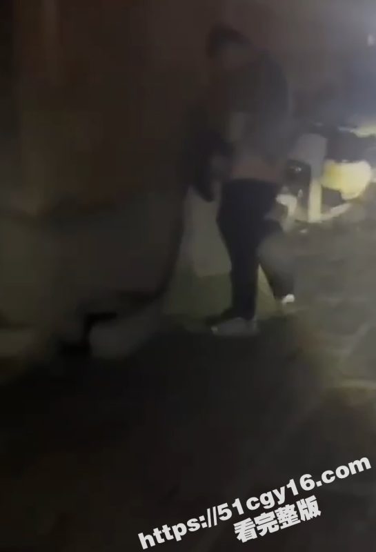 青州古城小巷 情侣野战视频 爆火全网！中午在弥河帐篷打野战 晚上转战古街享受口交 还淡定与路人聊天！-51吃瓜网