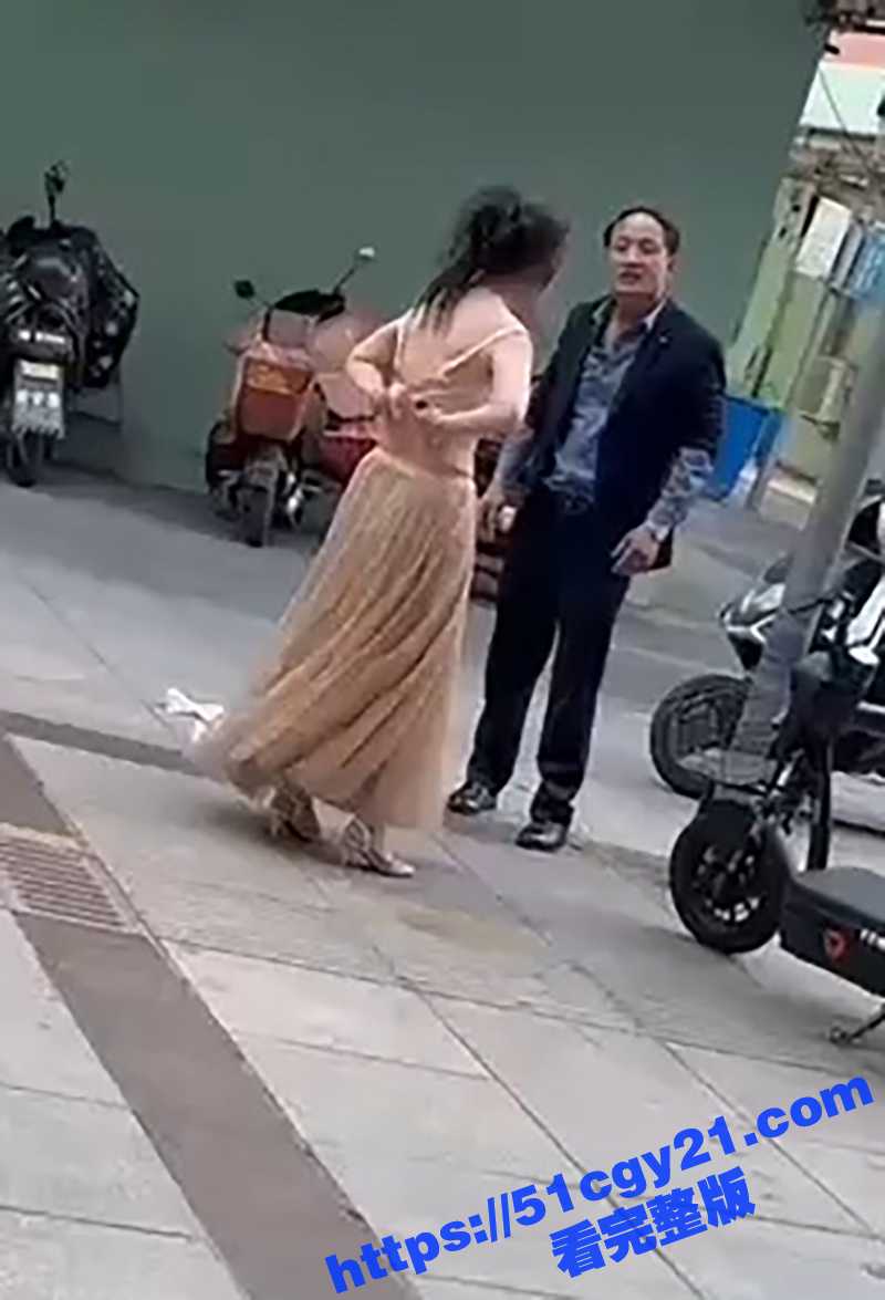 情侣吵架渣男竟逼美妇脱光还债！大奶美女赤裸崩溃大喊 好心路人出手帮忙 完整视频炸裂全网！ - 51吃瓜网-51吃瓜网