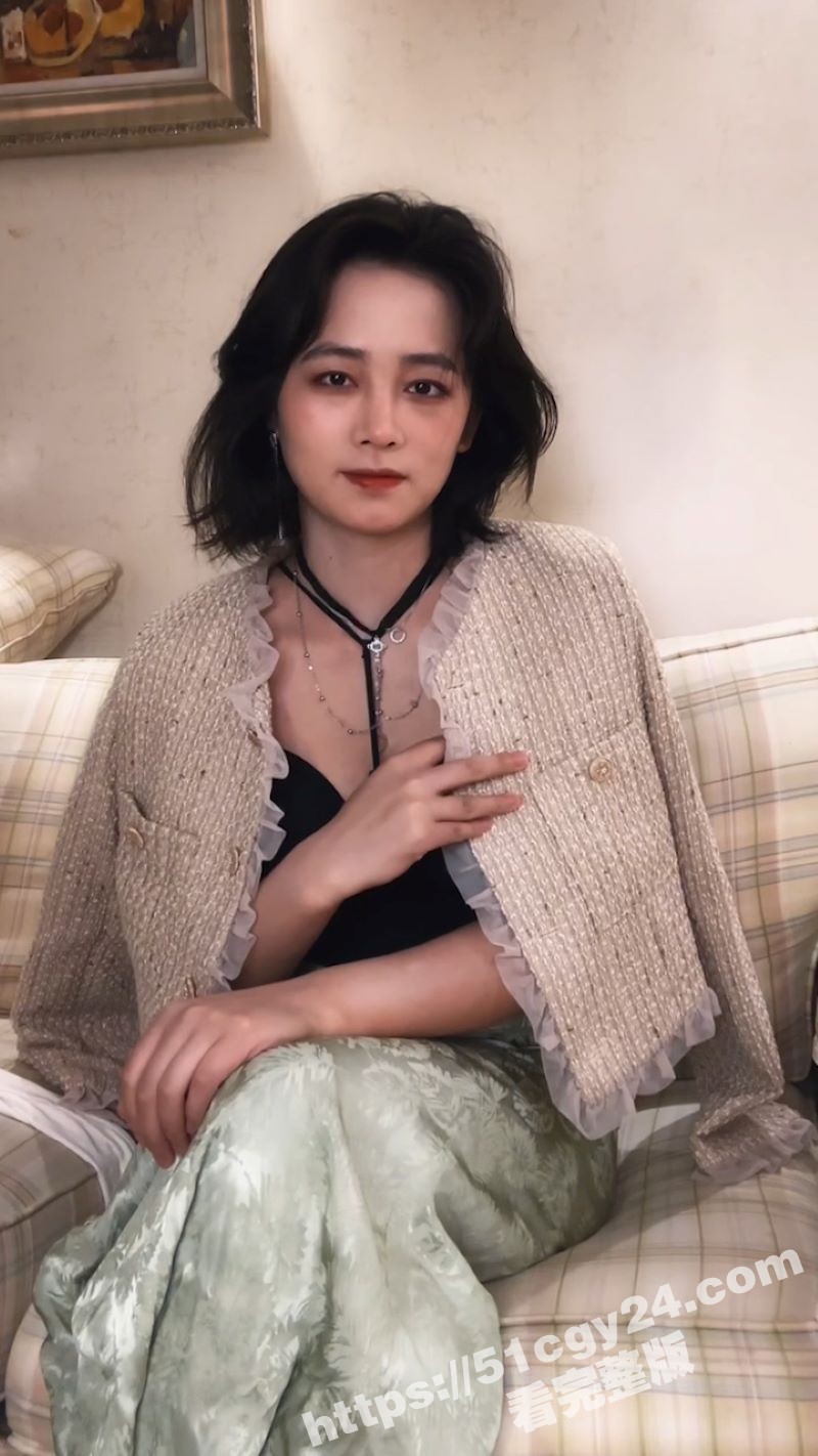抖音网红 春晓来了 OL写真流出 黑丝包裹修长美腿 低胸衬衫挤出深沟 撩人姿势勾魂至极！ - 51吃瓜网-51吃瓜网