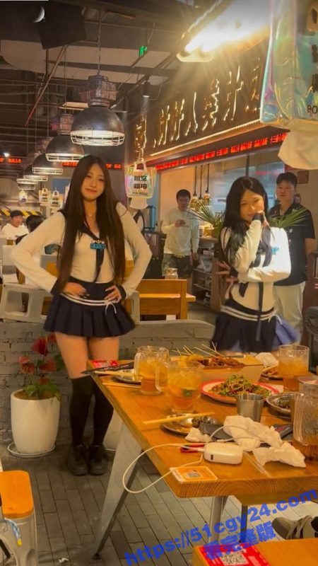 路边烧烤店小姐姐热舞火爆出圈 超短裙下美腿白皙勾魂 扭动间尽显性感风情 表情管理满分！-51吃瓜网