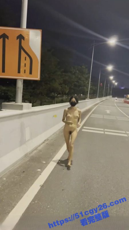 反差熟女 CikaiMoon 全裸马路露出 主动勾引外卖小哥 看的小哥目瞪口呆 久久不愿离去！-51吃瓜网