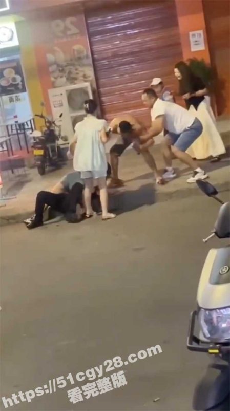 陕西省城固县 男子520偷情别人老婆 被原配抓奸后带着一堆兄弟暴揍 情绪失控拎起菜刀当街砍头 现场视频流出！-51吃瓜网