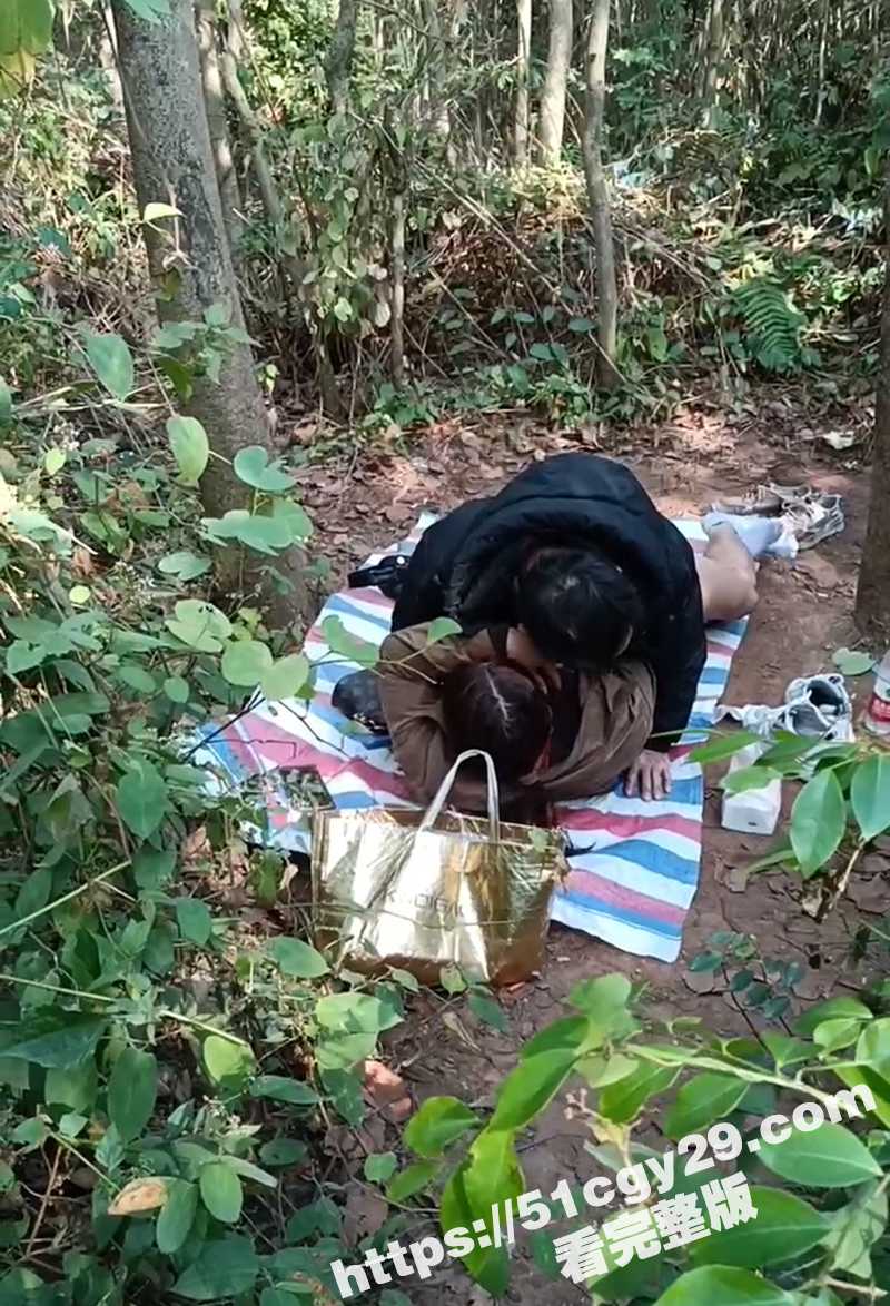 大爷大娘野战偷情干的正激烈 瓜友竟在旁边扰人好事怼脸拍摄 气的大爷大骂傻B差点吓阳痿！ - 51吃瓜网-51吃瓜网