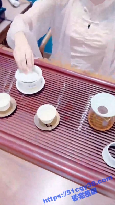 海角乱伦大神 意淫自己妹妹 新作 茶室里和妹妹体验二人世界 茶桌上疯狂输出无套爆操！-51吃瓜网