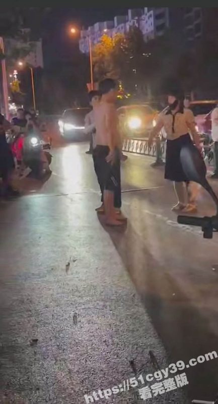 山东曹县万基母子对决 儿子抓奸老妈出轨 街头怒怼情夫 老妈竟誓死保护情夫！-51吃瓜网
