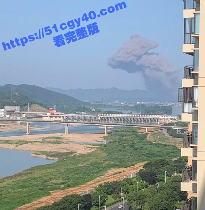 湖南临澧 烟花爆竹厂发生爆炸 现场烟雾四起 连旁边居民楼都跟着震动 具体伤亡情况未知！-51吃瓜网
