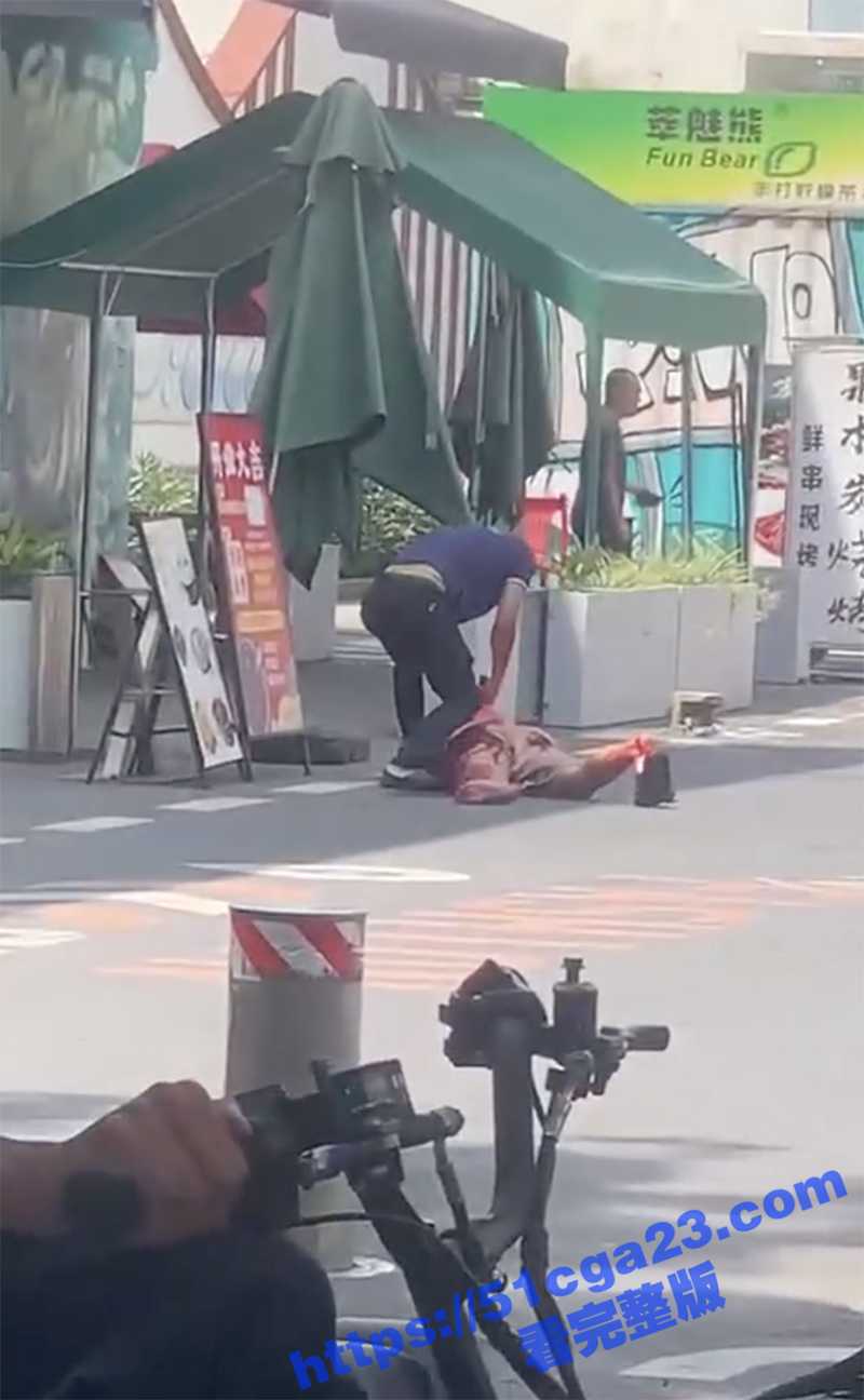 广州东晓南街头惊现持刀屠夫！男子被压地上当猪屠宰 血流满地 现场画面触目惊心！ - 51吃瓜网-51吃瓜网