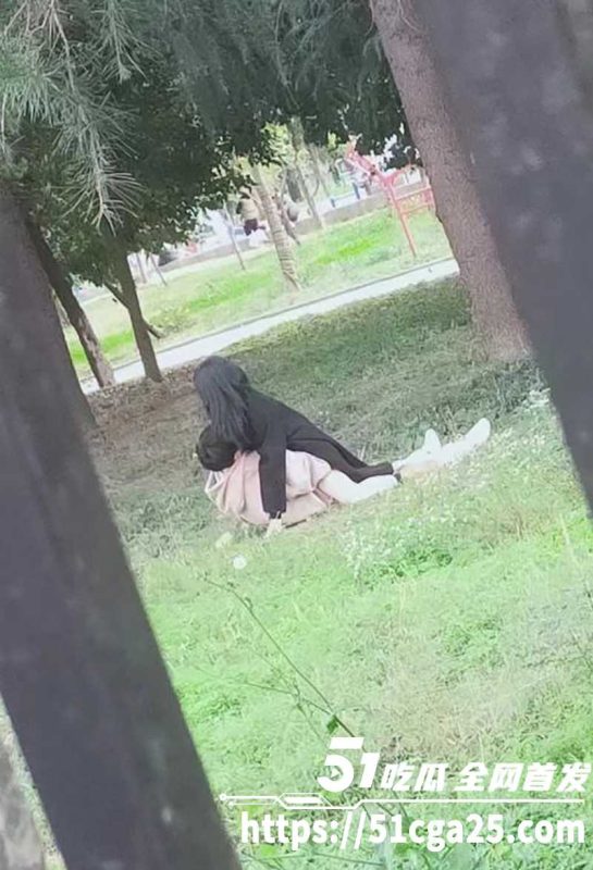 小情侣寻求刺激 竟大白天公园当众野战 女上男下疯狂摇臀 被路人多角度偷拍 女主颜值超高！-51吃瓜网