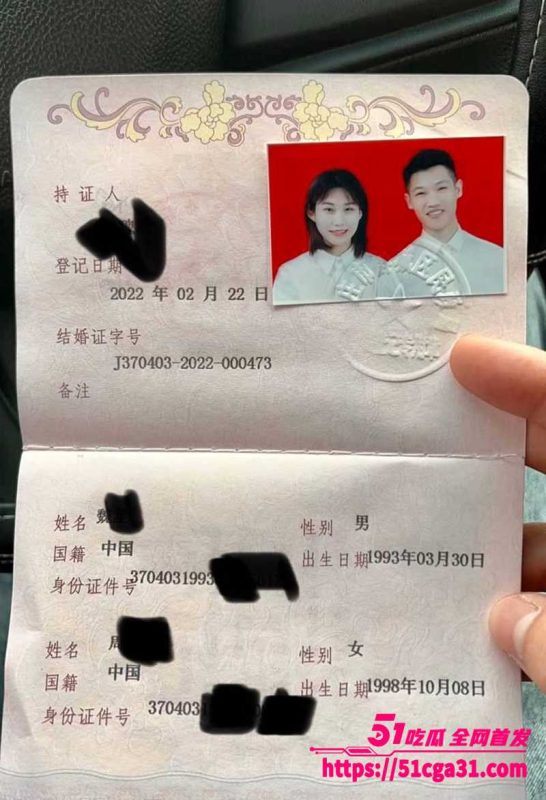 山东枣庄新婚夫妇酒店性爱私拍泄密 98年骚妻露脸激情口交 穿开档黑丝撅蜜桃臀被后入猛操！-51吃瓜网