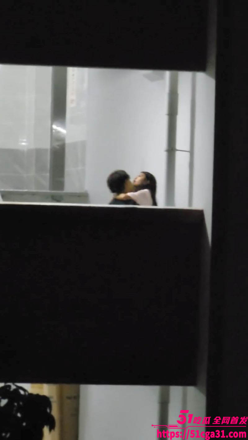教学楼情侣激情互啃 被录像直播 二人舌吻缠绵 男生手探女生裙底猛扣小穴 淫靡气息扑面而来！ - 51吃瓜网-51吃瓜网