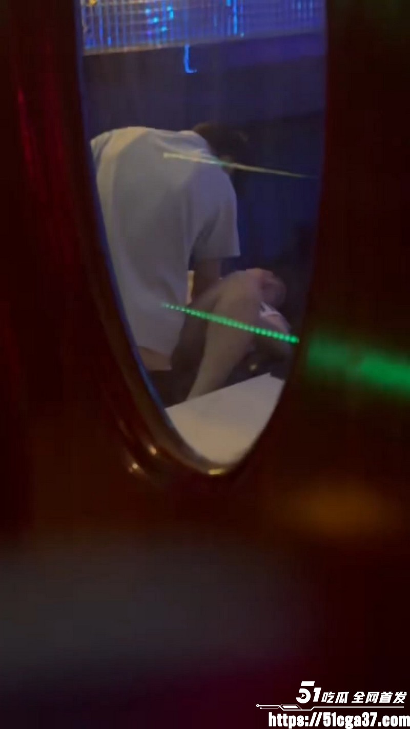 安徽KTV服务员偷拍包厢激情 昏暗灯光下年轻情侣猛烈输出 节奏激烈淫水四溅！ - 51吃瓜网-51吃瓜网
