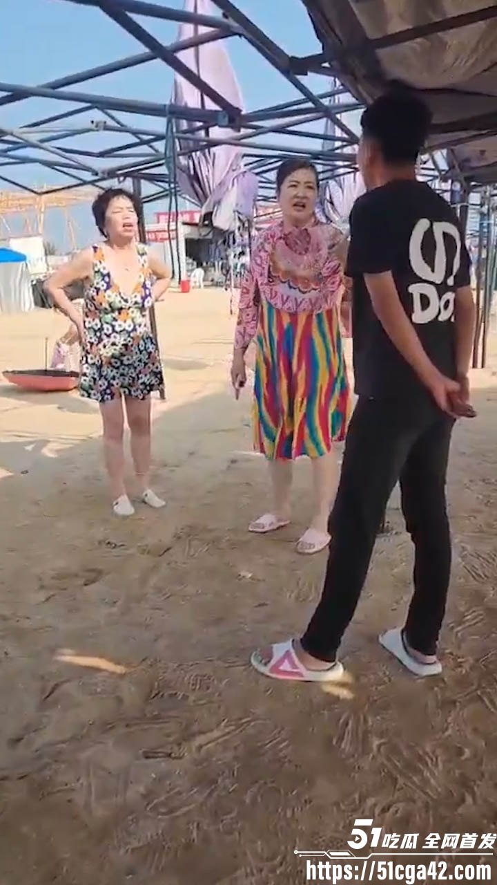 嘴欠的年轻人激怒大妈 街头争吵升级全裸对峙 肥硕身躯散发着压迫感 让人瞠目结舌！ - 51吃瓜网-51吃瓜网