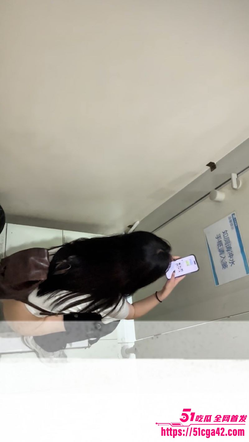 大二舞蹈生贴B偷拍惊魂 嫩逼滴水却已开苞 女主怒踢门狂喊抓贼 场面火爆异常！ - 51吃瓜网-51吃瓜网