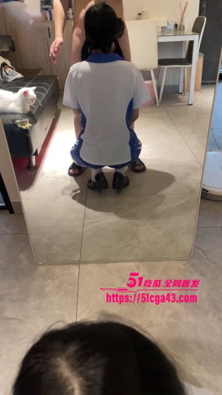 大神爆操校服学生妹 演绎父女乱伦淫语挑逗 小美女主动撅臀迎合大棒 嫩穴刺激到高潮喷水！-51吃瓜网