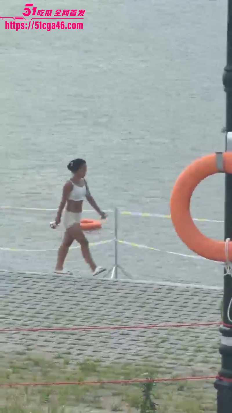 海边惊现裸泳女子 毫无羞耻的脱掉全身衣物 被多名饥渴大汉用围观偷拍！ - 51吃瓜网-51吃瓜网