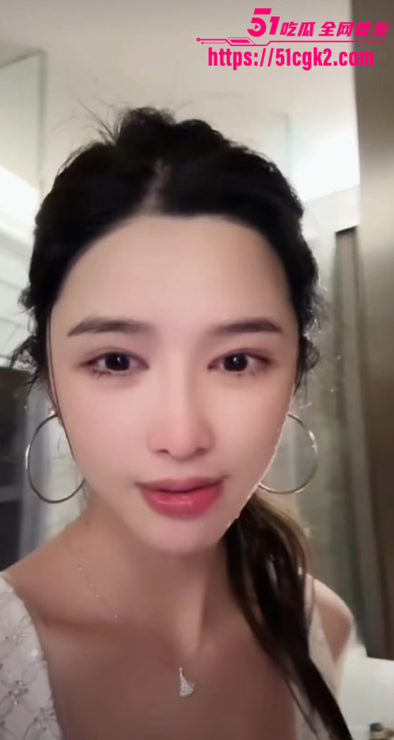 抖音美女车模 超级七七 直播意外走光 短暂瞬间引全网关注 满足你的偷窥欲望！ - 51吃瓜网-51吃瓜网
