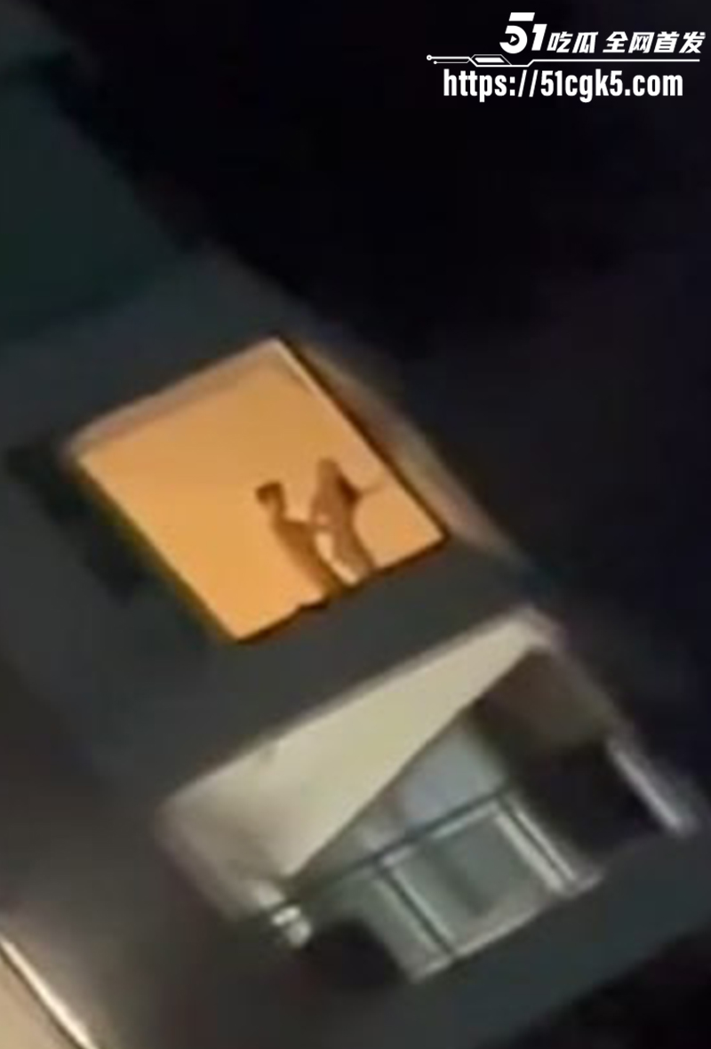 浙江某小区窗前上演火辣皮影戏 各种动作变换不断 可以想象激烈程度有多高啊! - 51吃瓜网-51吃瓜网