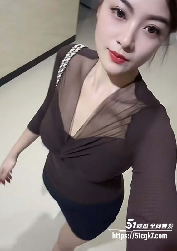 广州小少妇被绿帽癖老公下药 献给兄弟轮番玩弄 骚穴淫水狂喷 堪比AV大片-51吃瓜网