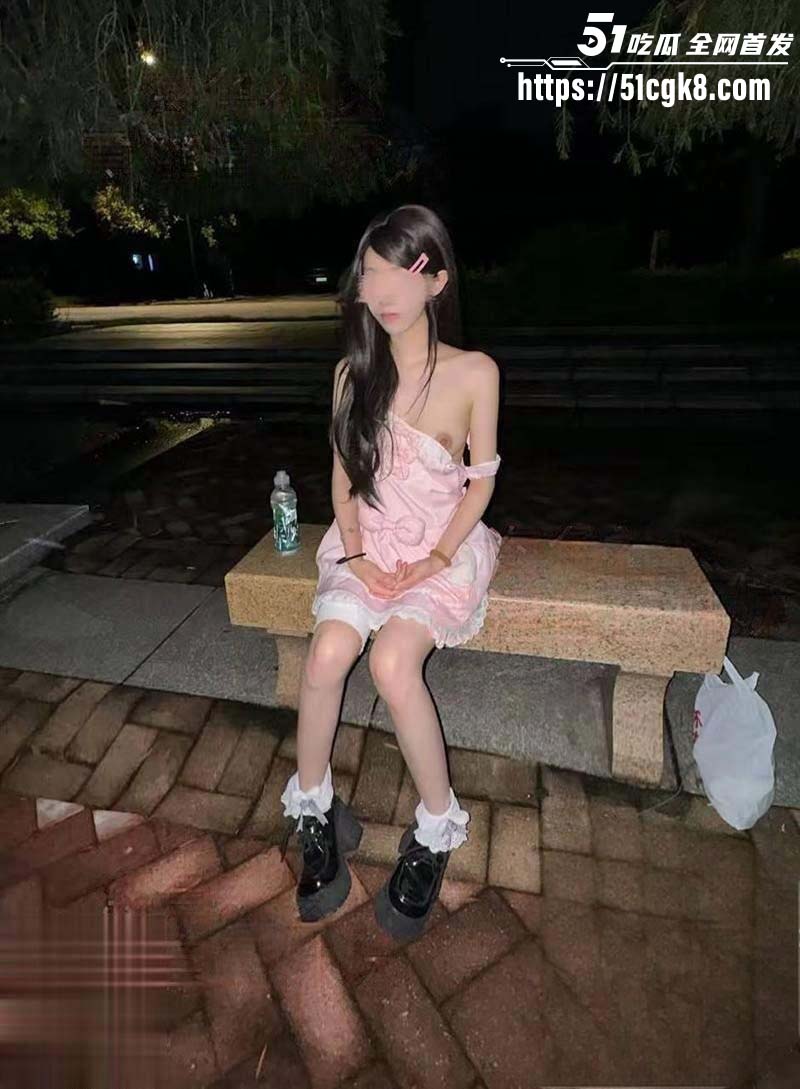 乱伦大神 意淫自己妹妹 校园内石凳上 冒着被保安发现的风险 疯狂与妹妹做爱！ - 51吃瓜网-51吃瓜网