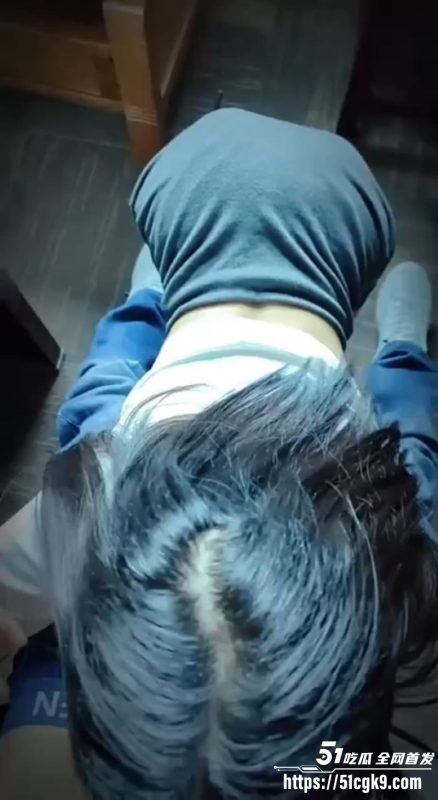 办公室偷情！极品少女秘书被老板潜规则 办公桌上无套猛插 啪啪声压抑却激烈！-51吃瓜网