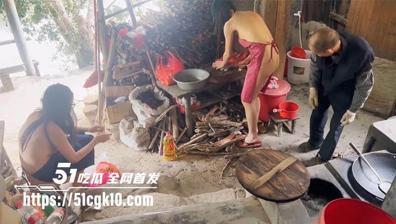 天花板露出狂人御姐cikaimoon无视路人 全裸下乡慰问给独居老人做饭 大爷多年的阳痿都被治愈了-51吃瓜网