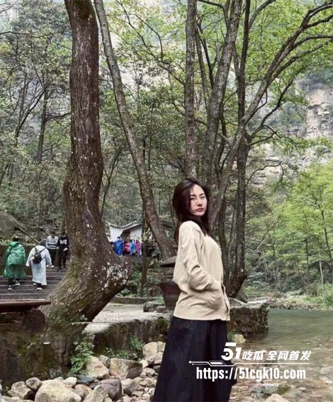 高颜值反差曝光 情侣酒店真实自拍泄密 外表高冷的美女被地里是个任人玩弄的母狗-51吃瓜网
