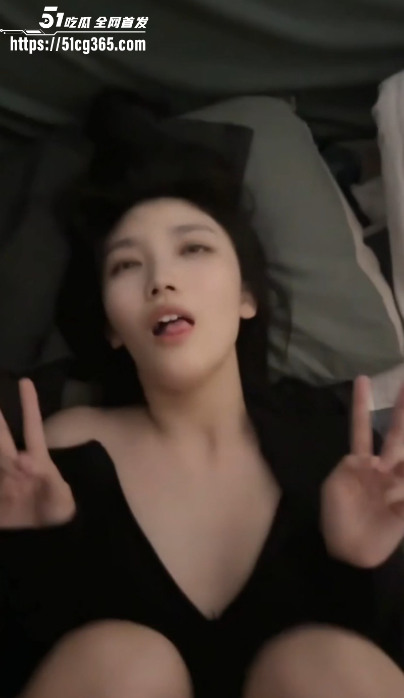 高颜值极品女大学生 抛弃男友分手后 遭其报复泄密不雅视频 露脸比耶反差至极！ - 51吃瓜网-51吃瓜网