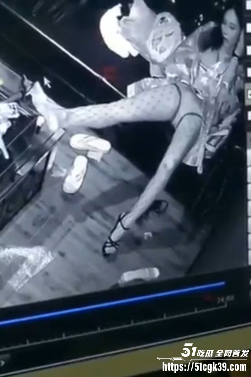 性瘾骚货KTV包厢发情 上演指抠骚穴自慰 尽兴后还不忘舔舐干净自己淫水！ - 51吃瓜网-51吃瓜网