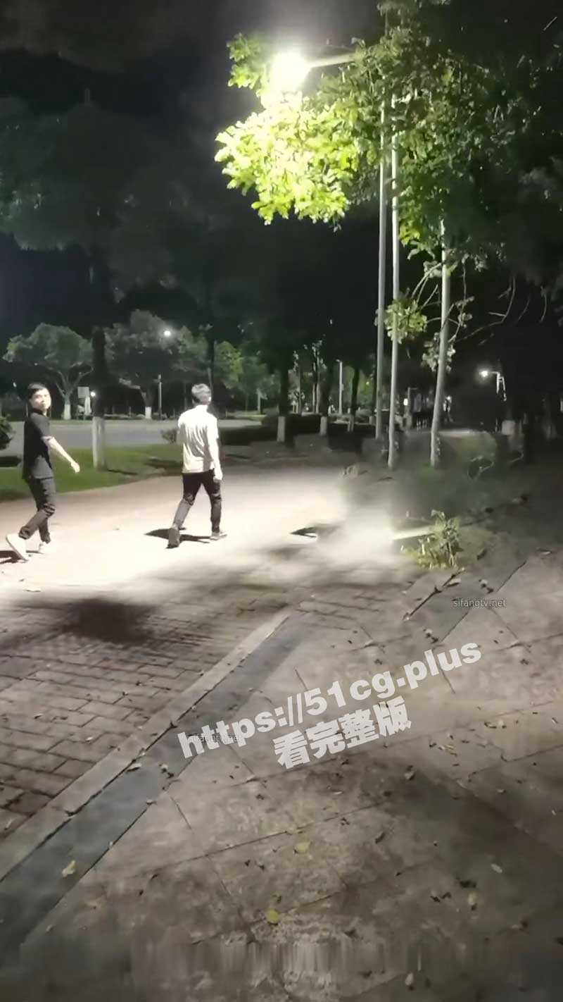 推特户外露出反差婊 冯珊珊 午夜情趣黑丝套装街头露出 被路人发现！ - 51吃瓜网-51吃瓜网