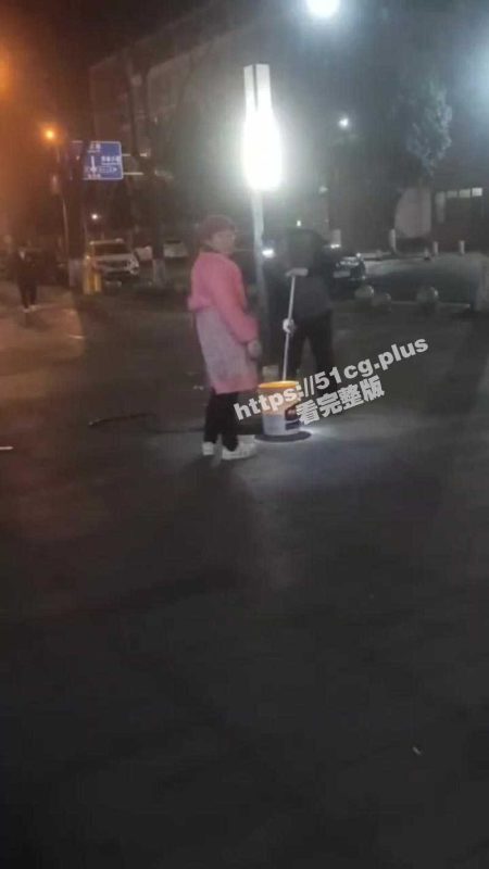 真·地沟油 差点看吐了！深更半夜一对男女在下水道捞地沟油！ 警告路人视频不能发抖音！-51吃瓜网