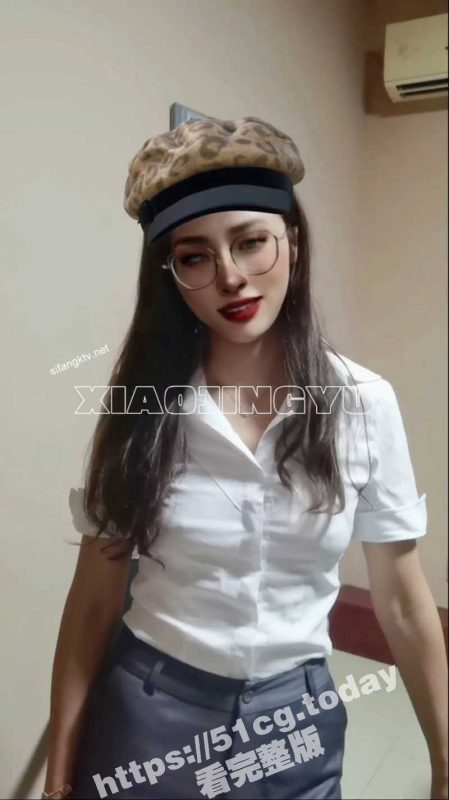 推特网红 绿帽淫妻 小鲸鱼 高跟鞋西装裤+黑色情趣开档丝袜 假阳具插逼用脚给小鸡吧老公打飞机-51吃瓜网