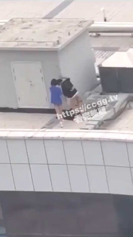 小情侣寻刺激跑天台啪啪 热心肠大哥帮忙记录并附上激情解说-51吃瓜网