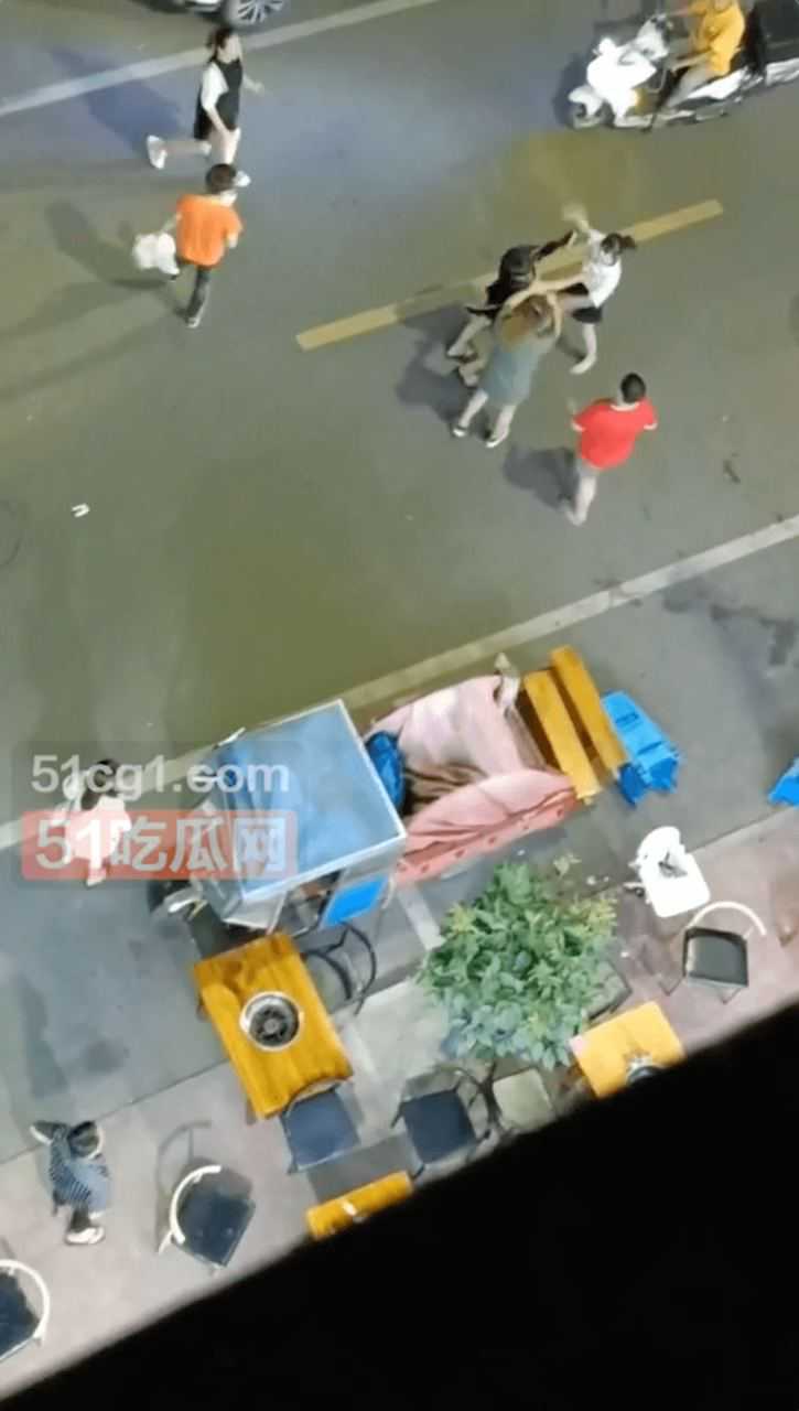 【火锅泼脸】后妈与继女打架，遭火锅泼脸！ - 51吃瓜网-51吃瓜网