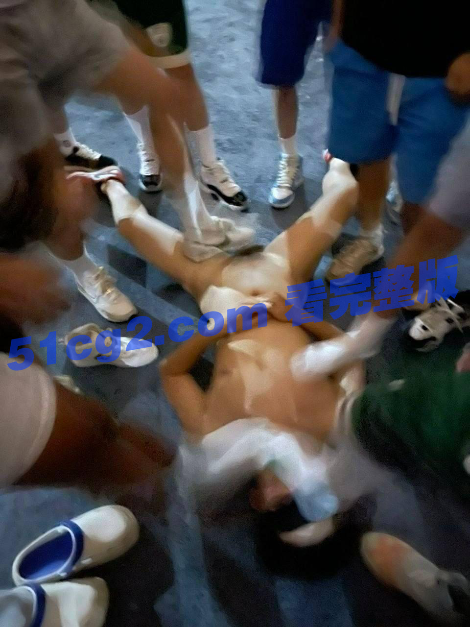 沙河公园 成都 沙河公园 一男子躺在地上喝尿，被警察带走。 - 51吃瓜网-51吃瓜网